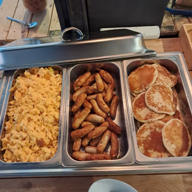Gedeckter Frühstückstisch im Chamanna