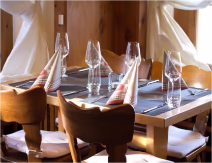 Gedeckter Tisch im Frühstücksraum des Chamanna