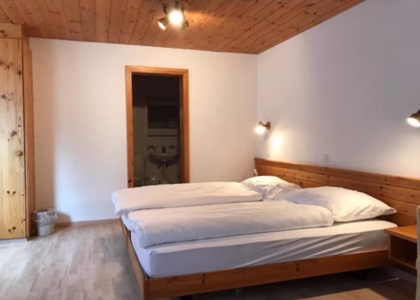 Doppelzimmer Superior im Chamanna Bed & Breakfast Arosa, Aufnahme 3 von 5